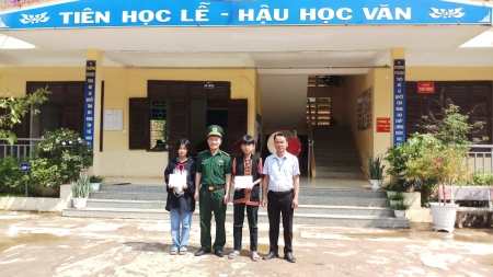 Đồn biên phòng Mù Cả trao tiền hỗ trợ các em học sinh