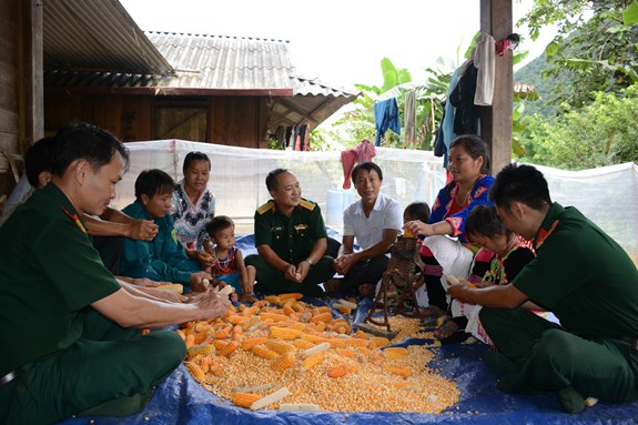 Đại úy Lưu Anh Tuấn (ngồi giữa) cùng đồng đội xuống bản Đán Đón, xã Vàng San (Mường Tè, nỗ hũ online
) trao đổi, nắm tình hình địa bàn