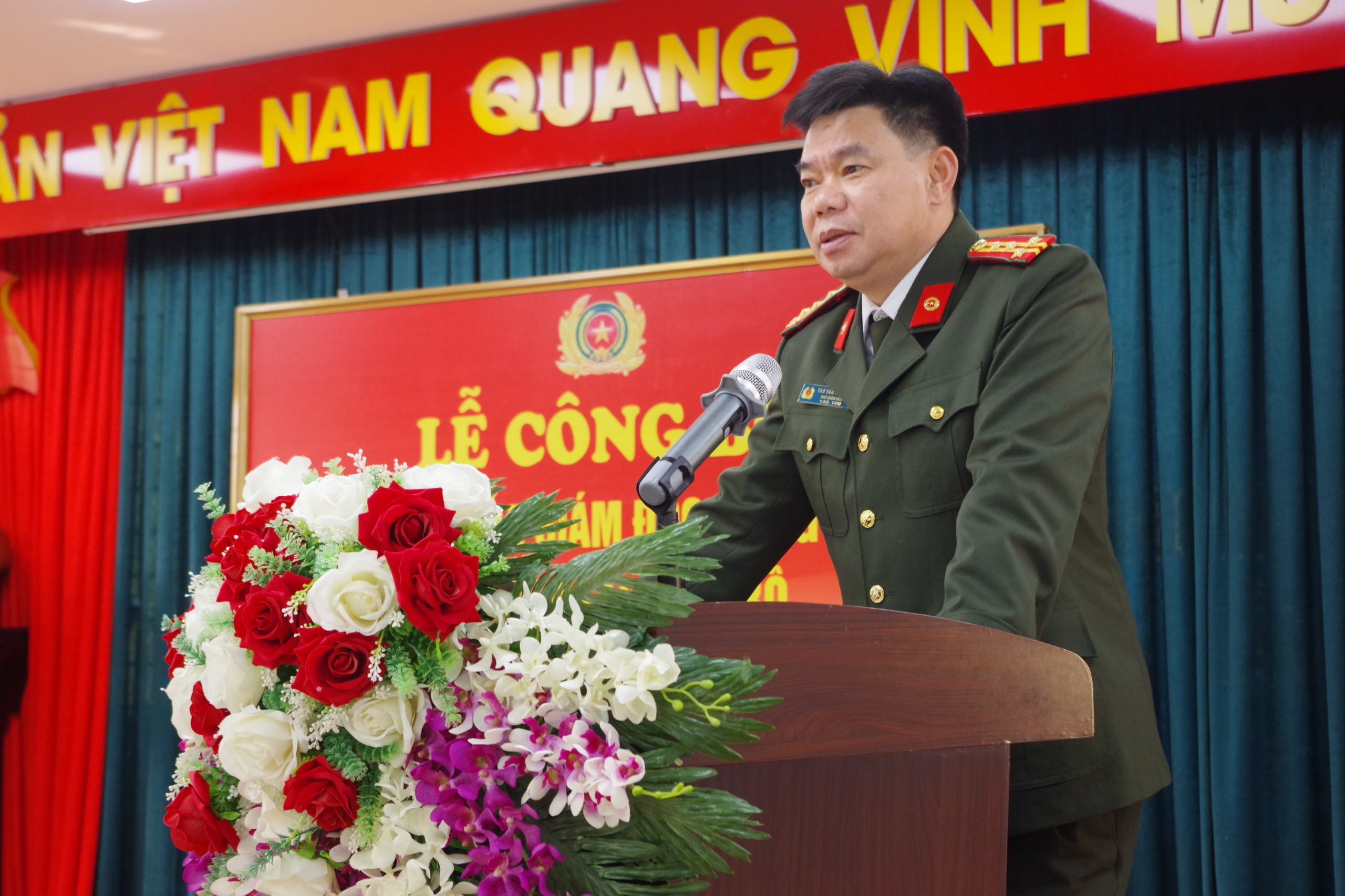 Đồng chí Đại tá Tao Văn Trường, Phó Giám đốc Công an tỉnh phát biểu giao nhiệm vụ cho đồng chí mới được bổ nhiệm lại