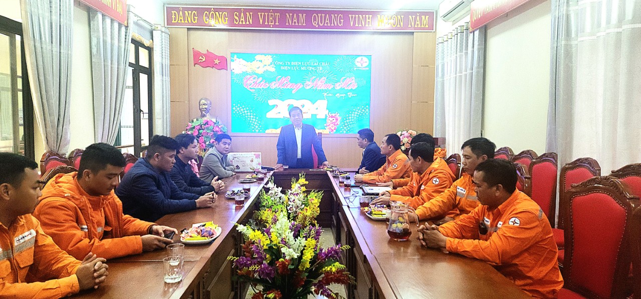 Đồng chí Phó bí thư, Chủ tịch UBND huyện thăm và chúc tết CBCNV Điện lực Mường Tè